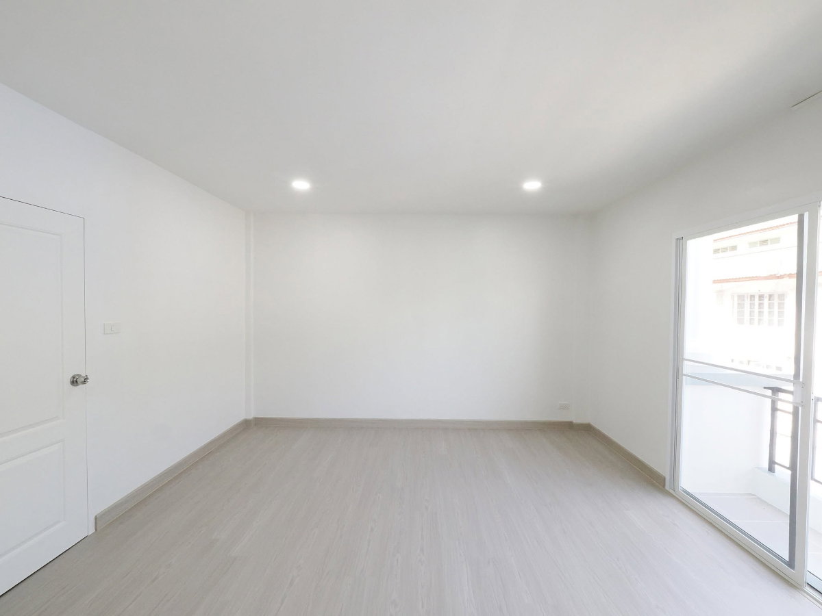 รูป ทาวน์โฮม 3.5 ชั้น ม.สรานนท์ ขนาด 18 ตร.ว. 4 ห้องนอน 3 ห้องน้ำ รีโนเวทใหม่ทั้งหลัง พร้อมเฟอร์ ขาย 2.88ล้าน - รูปที่ 43/63