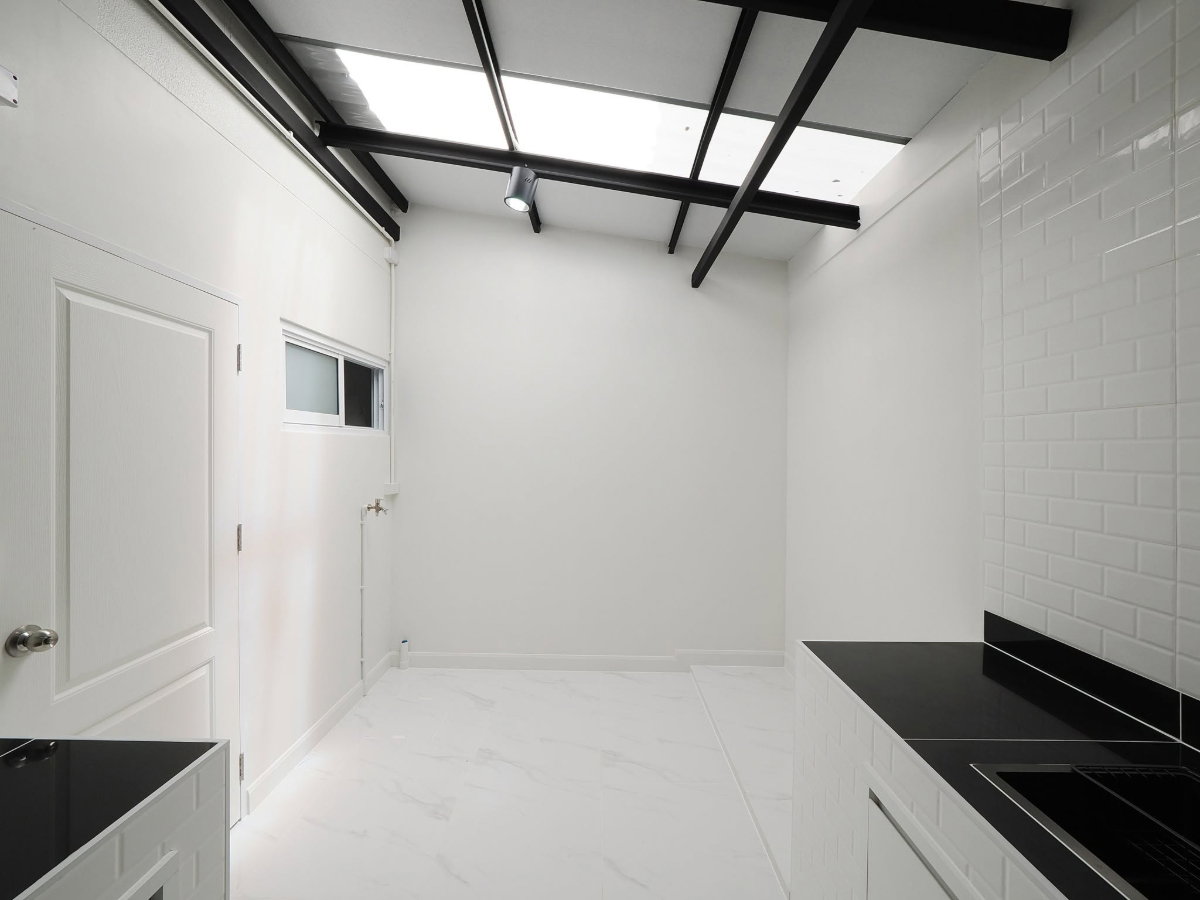 รูป ทาวน์โฮม 3.5 ชั้น ม.สรานนท์ ขนาด 18 ตร.ว. 4 ห้องนอน 3 ห้องน้ำ รีโนเวทใหม่ทั้งหลัง พร้อมเฟอร์ ขาย 2.88ล้าน - รูปที่ 17/63