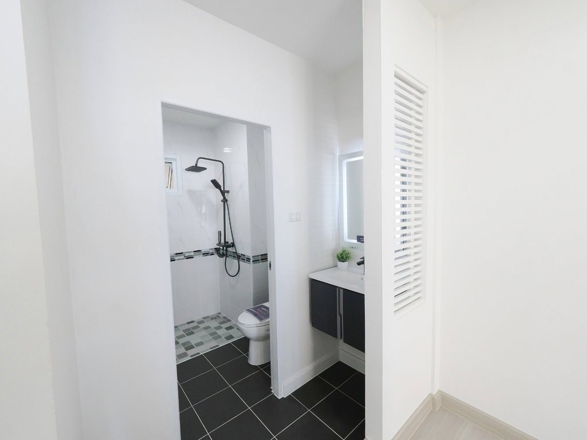 รูป ทาวน์โฮม 3.5 ชั้น ม.สรานนท์ ขนาด 18 ตร.ว. 4 ห้องนอน 3 ห้องน้ำ รีโนเวทใหม่ทั้งหลัง พร้อมเฟอร์ ขาย 2.88ล้าน - รูปที่ 30/63