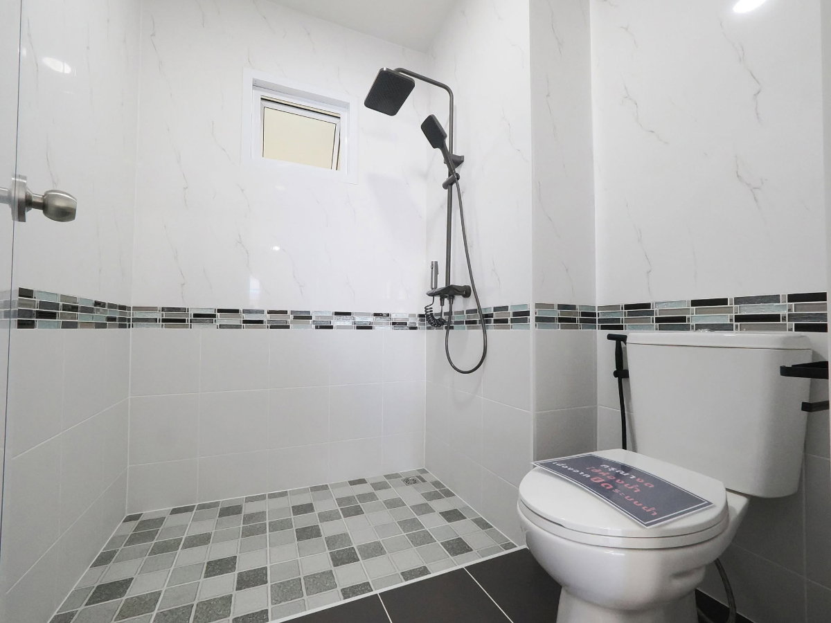 รูป ทาวน์โฮม 3.5 ชั้น ม.สรานนท์ ขนาด 18 ตร.ว. 4 ห้องนอน 3 ห้องน้ำ รีโนเวทใหม่ทั้งหลัง พร้อมเฟอร์ ขาย 2.88ล้าน - รูปที่ 32/63