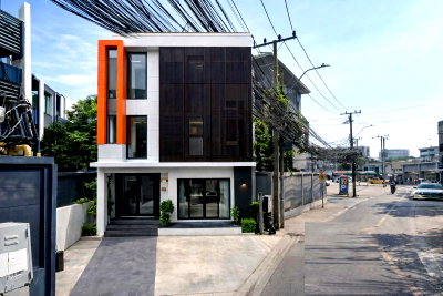 เช่าบ้านเดี่ยว ถนนลาดพร้าว : ใกล้ MRTสุทธิสาร 900 ม. MRTห้วยขวาง 1.27กม. ให้เช่าบ้านเดี่ยว 3ชั้น 4ห้องอเนกประสงค์ 5 น้ำ ใกล้รร.นานาชาติเพรพ 1.5 กม.