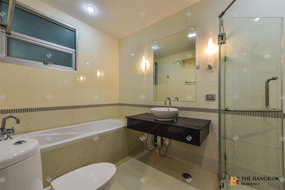 picture Baan Klang Krung Siam Pathumwan near Airport Rail Link Phaya Thai Station Move-in Ready, Just Bring Your Stuff - 2/10