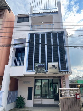 ให้เช่า ทาวน์โฮม 3 ชั้น มีห้อง Studio หลังมุม ทำเลทอง ลาดพร้าว 18 แยก 4 🔥 | MRT 700 ม. | Home Office ได้ |