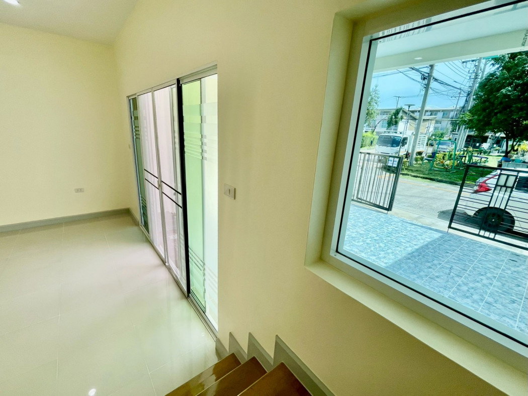 รูป ขายทาวน์เฮาส์ 2 ชั้น 19 ตร.ว. หลังมุม รีโนเวทใหม่หมู่บ้านซิตี้เซนส์ วัชรพล | หน้าสวน บรรยากาศร่มรื่น ใกล้เพลินนารีมอลล์ - รูปที่ 9/12