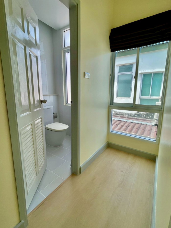 รูป ขายทาวน์เฮาส์ 2 ชั้น 19 ตร.ว. หลังมุม รีโนเวทใหม่หมู่บ้านซิตี้เซนส์ วัชรพล | หน้าสวน บรรยากาศร่มรื่น ใกล้เพลินนารีมอลล์ - รูปที่ 10/12