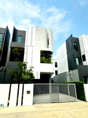 เช่าบ้านเดี่ยว ถนนร่มเกล้า : HR3574ให้เช่าบ้านใหม่หรู พูลวิลล่า เดอะ ฟอเรสต์ ไพร์ม ลาดกระบัง 3 ชั้น มีสระว่ายน้ำส่วนตัว เฟอร์ครบพร้อมอยู่ ใกล้สนามบินสุวรรณภูมิ เพียง 10 นาที