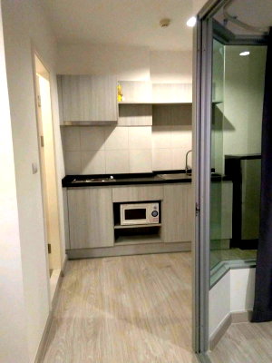 Condos for rent Tesco Lotus Superstore Rattanathibet : 🏡 Beautiful, move-in ready unit in the Ngamwongwan area—great value! ✨ 🔥 For Rent: Aspire Ngamwongwan
