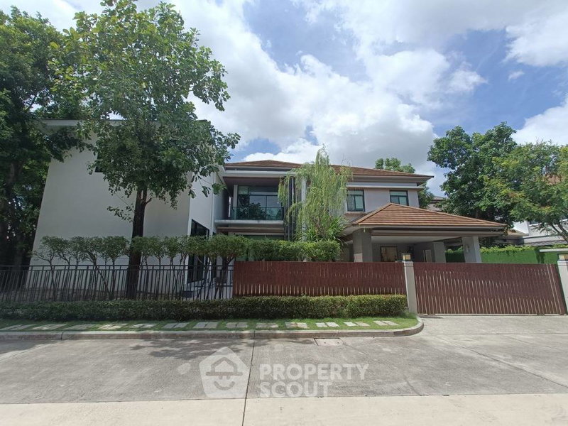 Houses for sale : Pet-Friendly 6-BR House For Sale, The Grand Pinklao Near Sala Thammasop (ID 1501592)