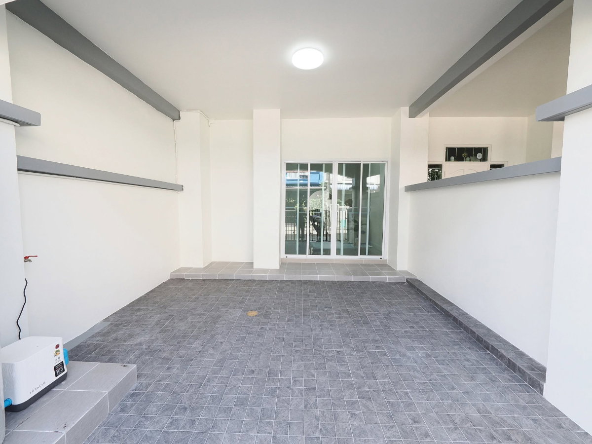 รูป ทาวน์โฮม 3.5 ชั้น ม.สรานนท์ ขนาด 18 ตร.ว. 4 ห้องนอน 3 ห้องน้ำ รีโนเวทใหม่ทั้งหลัง พร้อมเฟอร์ ขาย 2.88ล้าน - รูปที่ 8/63