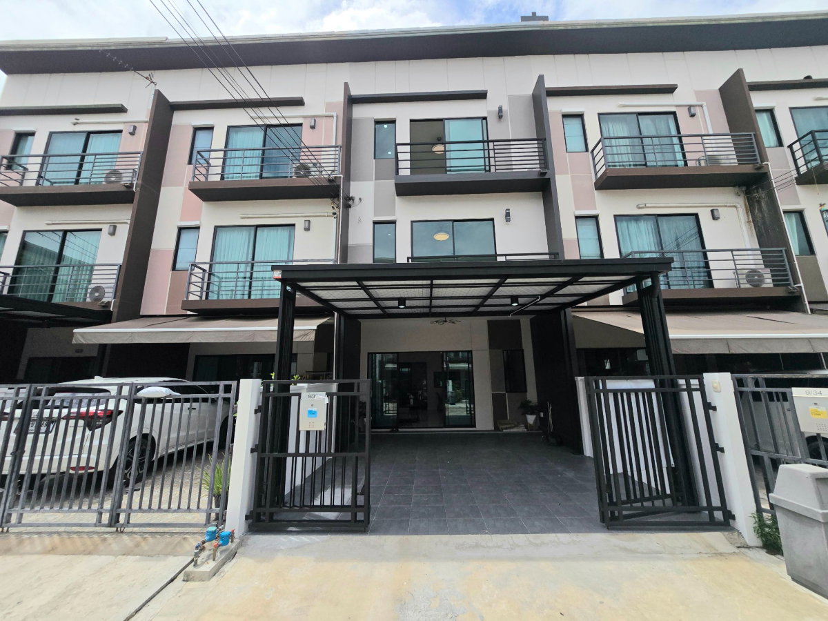 ทาวน์โฮม3ชั้น รีโนเวทใหม่ ทำเลดี หมู่บ้านบ้านกลางเมือง ซอยพหลโยธิน50 แยก11-15-5 แขวงคลองถนน เขตสายไหม ใกล้รถไฟฟ้า
