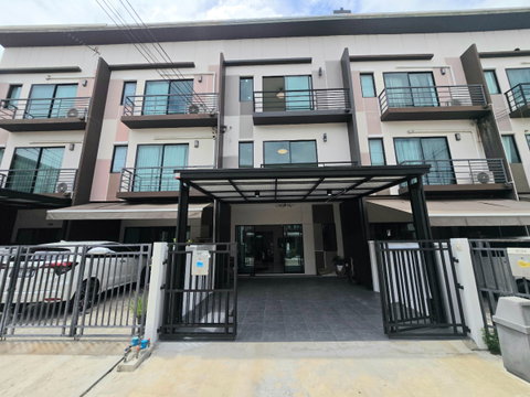 ทาวน์โฮม3ชั้น รีโนเวทใหม่ ทำเลดี หมู่บ้านบ้านกลางเมือง ซอยพหลโยธิน50 แยก11-15-5 แขวงคลองถนน เขตสายไหม ใกล้รถไฟฟ้า