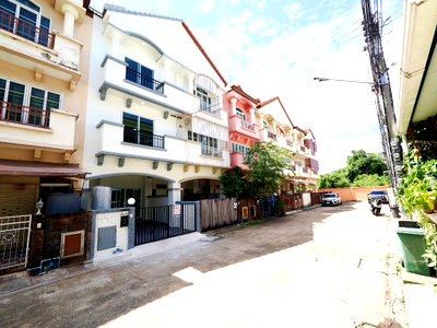 ทาวน์โฮม นนทบุรี : ทาวน์โฮม 3.5 ชั้น ม.สรานนท์ ขนาด 18 ตร.ว. 4 ห้องนอน 3 ห้องน้ำ รีโนเวทใหม่ทั้งหลัง พร้อมเฟอร์ ขาย 2.88ล้าน