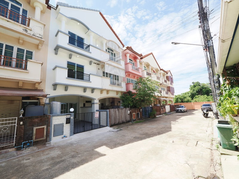 ขายทาวน์โฮม : ทาวน์โฮม 3.5 ชั้น ม.สรานนท์ ขนาด 18 ตร.ว. 4 ห้องนอน 3 ห้องน้ำ รีโนเวทใหม่ทั้งหลัง พร้อมเฟอร์ ขาย 2.88ล้าน