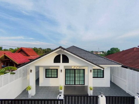 Single house for sale in Ekmongkol Village project, Pattaya, Bang Lamung, Chonburi.