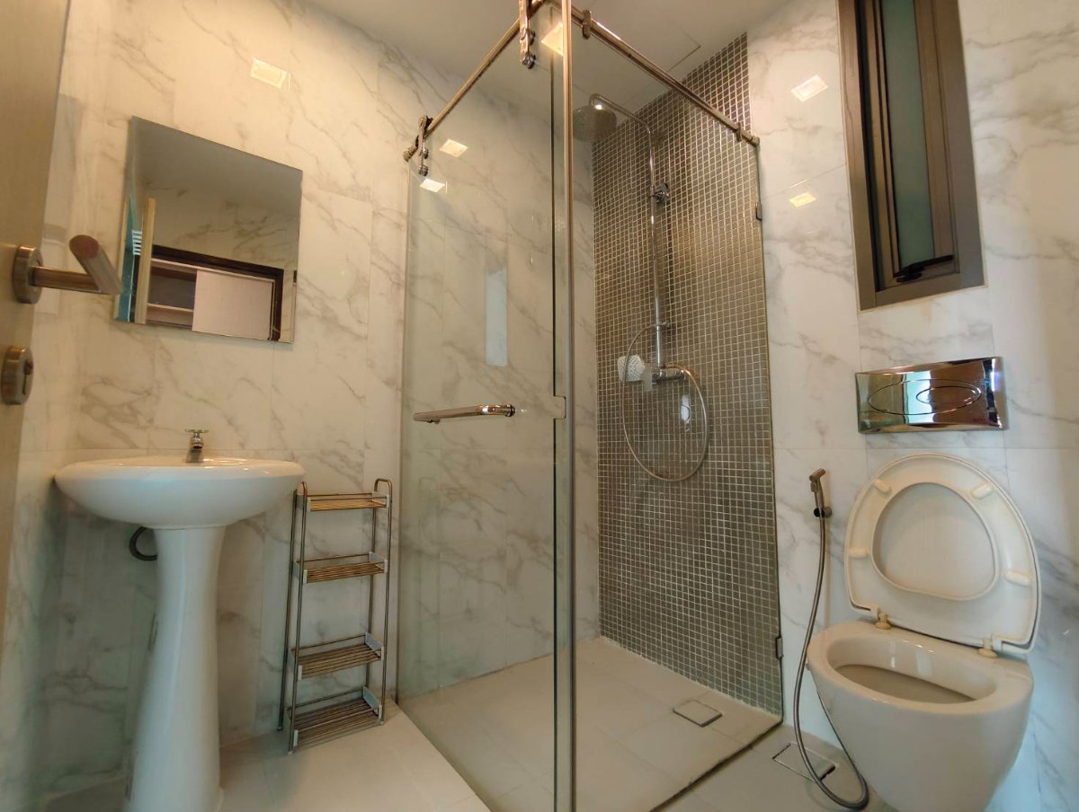 picture OMG335  [ Quad Sathorn ]  Nice Studio unit ++ Cheap RENT ++ Available NOW 30-Jun-26 - 8/9