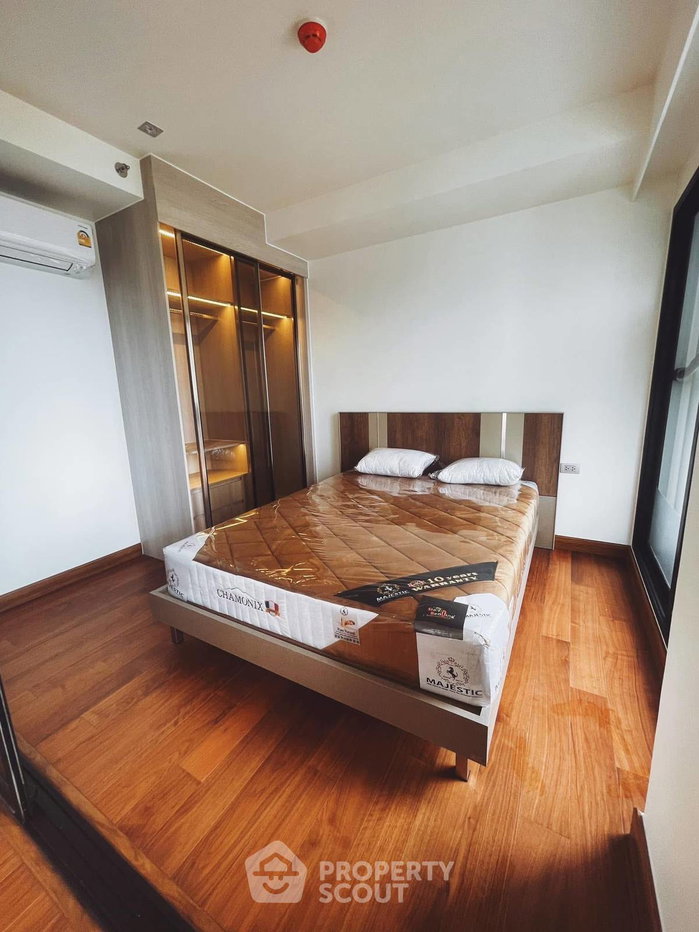 picture Well-Priced 1-BR 30 Sqm Altitude Symphony Charoenkrung,  BTS Saphan Taksin (ID 2104825) - 2/10