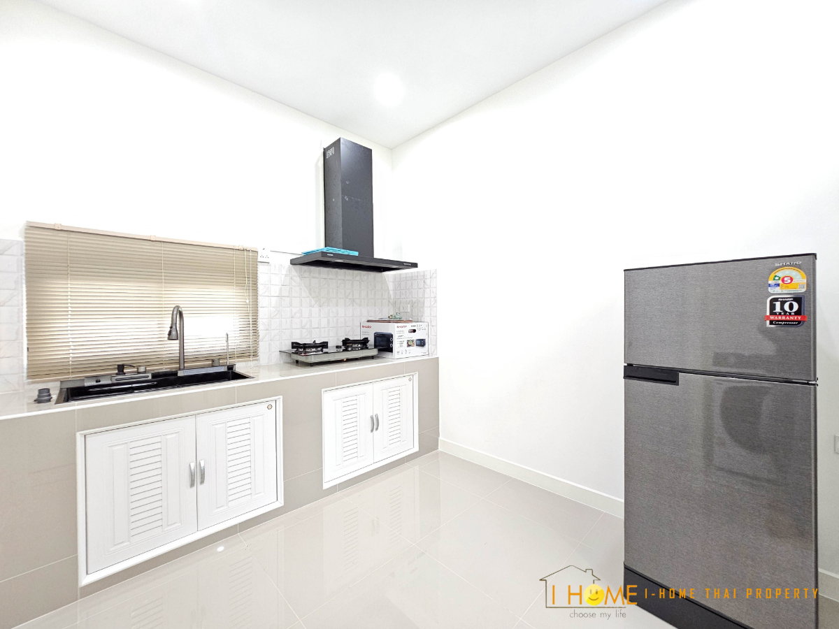 picture Fully Furnished 4-Bedroom Detached House for Rent | Small Pets Allowed - 8/28