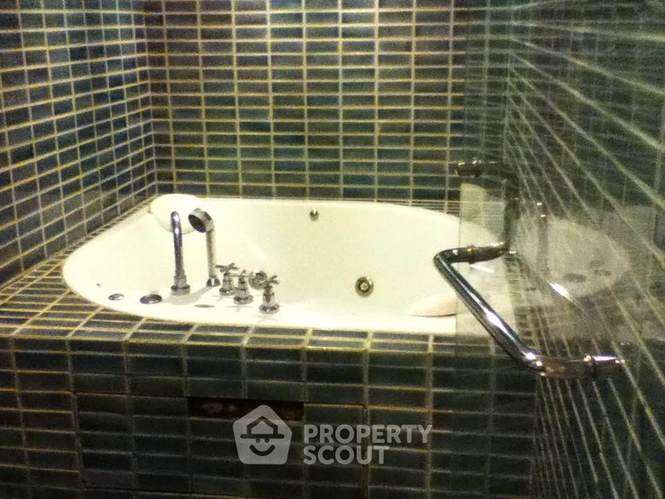 รูป คอนโด 2 ห้องนอน 191 ตร.ม. ชั้น 1 Urbana Sukhumvit 15 ใกล้ BTS นานา (ID 510159) - รูปที่ 5/6