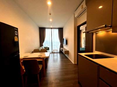 คอนโดให้เช่า : 🏙️✨ FOR RENT: Whizdom Essence Sukhumvit — HIGH-FLOOR LUXURY LIVING NEAR BTS PUNNAWITHI!  💰 Rental Price: 20,000 THB/month 