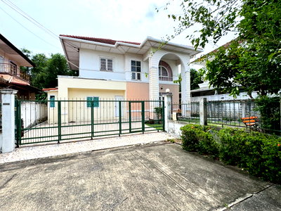 บ้านเดี่ยว ถนนเทพรักษ์ : แปลงมุมสวย พื้นที่เยอะ ราคาโครตดี!! ขายบ้านเดี่ยว ลลิล อินเดอะพาร์ค ซอยวัชรพล 3 ขนาด 69.2 ตร.วา 3 ห้องนอน 2 ห้องน้ำ 2 ที่จอดรถ หลังมุมบรรยากาศร่มรื่น