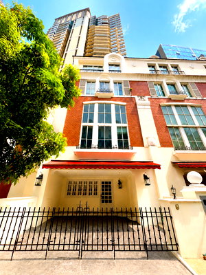 เช่าทาวน์โฮม ถนนเพชรบุรี กรุงเทพฯ : 🏡 ทาวน์โฮมหรูสไตล์อังกฤษให้เช่า เช่า 4 ห้องนอน 5 ห้องน้ำ  📍 บ้านกลางกรุง ทองหล่อ 