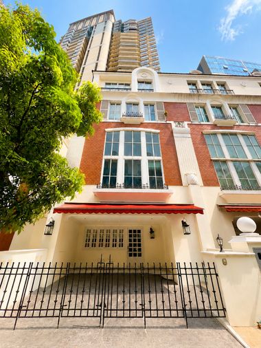 🏡 Luxury British Townhouses for Rent 4 Beds 5 Baths in Baan Klang Krung Thonglor