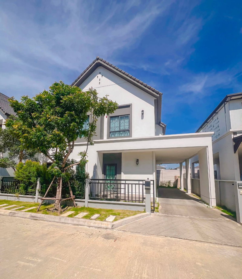 Houses for rent : Single house for rent, ready to move in, Centro Bangna Phase 2. Fully furnished with built-in furniture.
