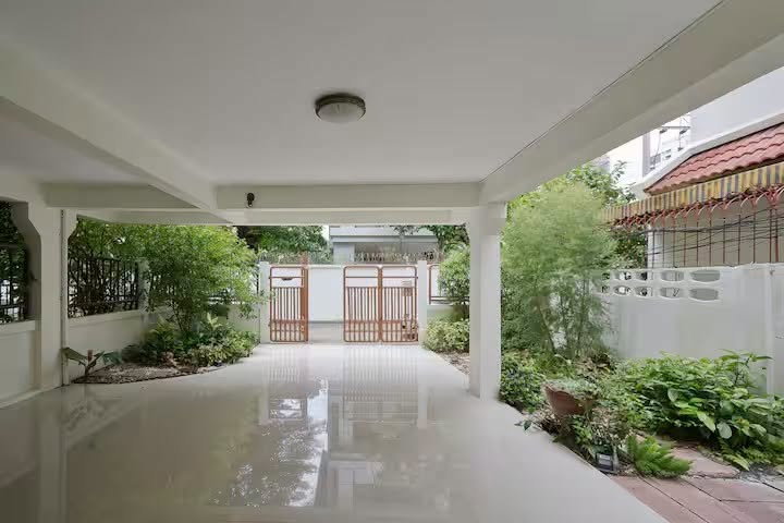 picture 📢 5-Bedroom Single House for Rent near Emporium - 3/34