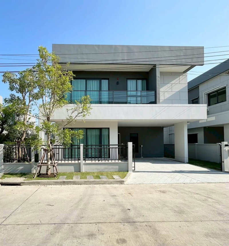 Houses for rent : 📍 For Rent: Centro Bangna Phase 1 | 4-Bedroom Detached House near Mega Bangna (only 1.5 km away). Luxuriously furnished and ready to move in.