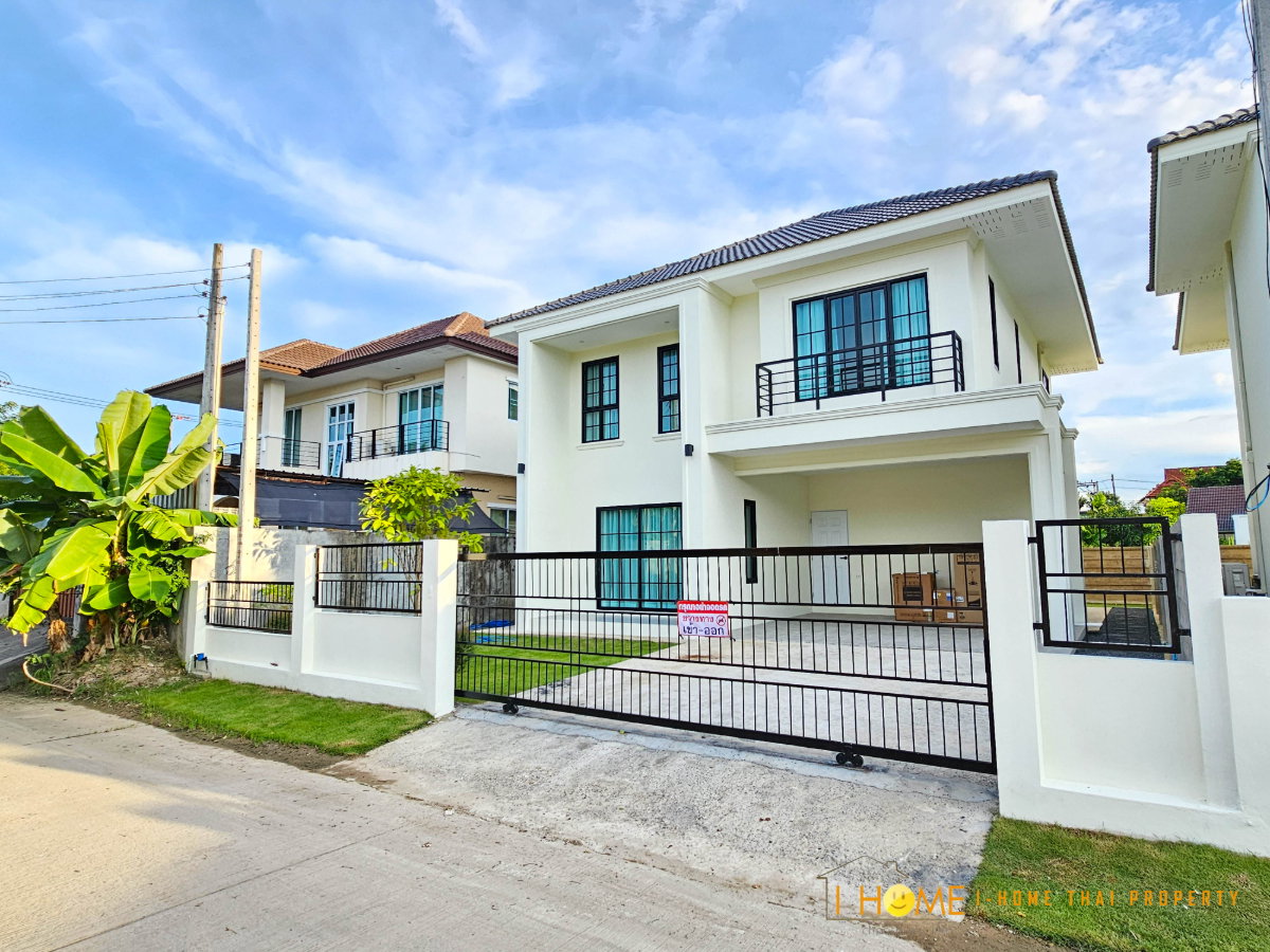 picture Fully Furnished 4-Bedroom Detached House for Rent | Small Pets Allowed - 2/28