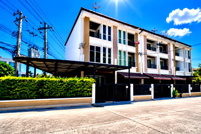 ทาวน์โฮมให้เช่า : ให้เช่า Baan Klang Muang S-Sense Rama 9 – Ladprao ทาวน์โฮมหลังมุม รีโนเวทใหม่ Built-in ทั้งหลัง พร้อมเข้าอยู่ ใกล้โรงเรียนนานาชาติฝรั่งเศส กรุงเทพ