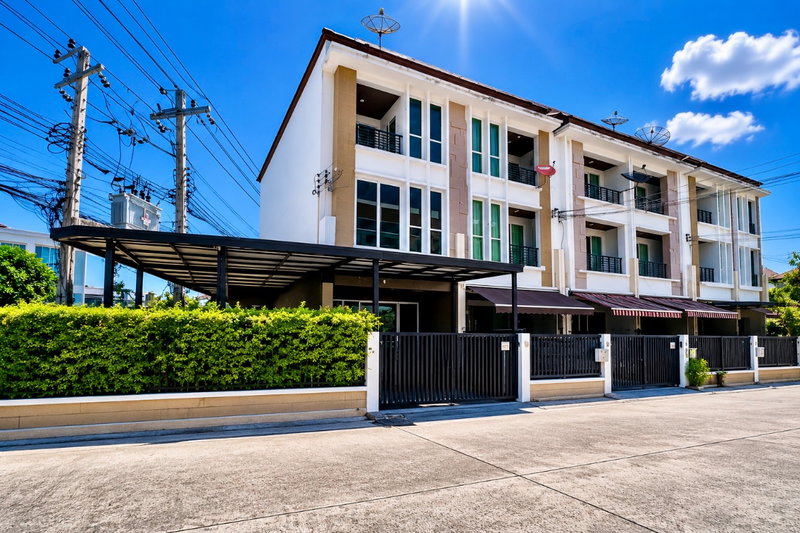 Townhouses for rent : Corner Townhome for Rent | Baan Klang Muang S-Sense Rama 9 – Ladprao Fully Renovated | Fully Built-in | Near Lycée Français International de Bangkok