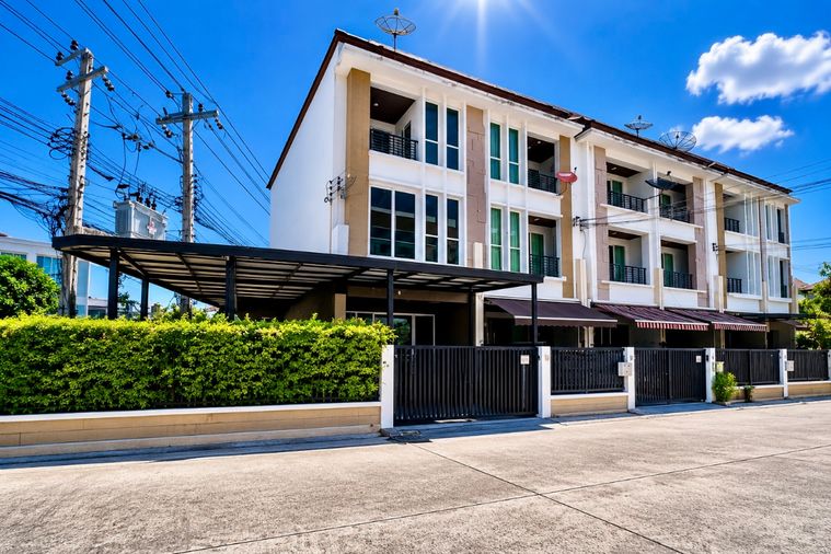 ให้เช่า Baan Klang Muang S-Sense Rama 9 – Ladprao ทาวน์โฮมหลังมุม รีโนเวทใหม่ Built-in ทั้งหลัง พร้อมเข้าอยู่ ใกล้โรงเรียนนานาชาติฝรั่งเศส กรุงเทพ