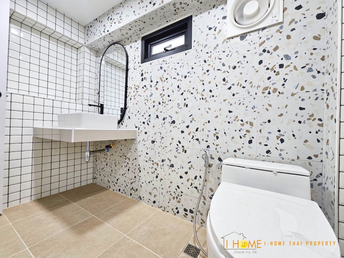 picture Fully Furnished 4-Bedroom Detached House for Rent | Small Pets Allowed - 11/28