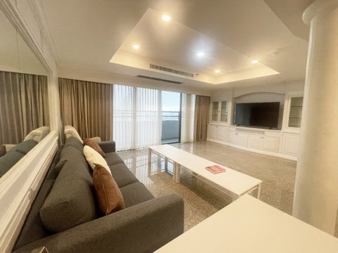 ขายคอนโด ยูนิตพิเศษที่ Oriental Towers เอกมัย