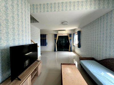 Townhouses for sale Bangkok : Corner house, great location, near Mega Bangna, ring road, convenient access to the motorway.