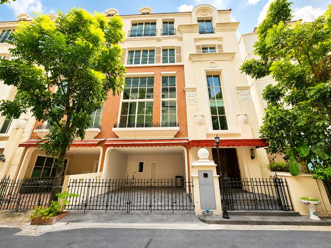 🏡 Luxury British Townhouses for Rent 4 Beds 6 Baths in Baan Klang Krung Thonglor
