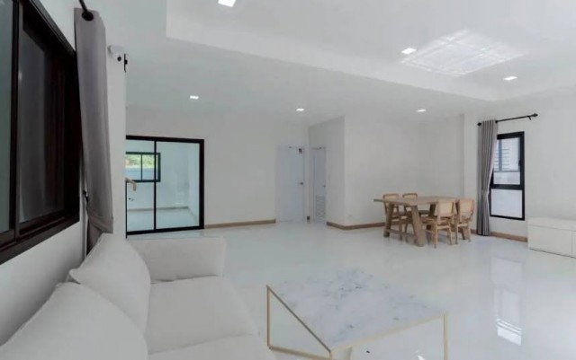 picture Brand new pool villa for Sale! At Sanklang Sankampang , Near Borsarng Intersection. - 7/8