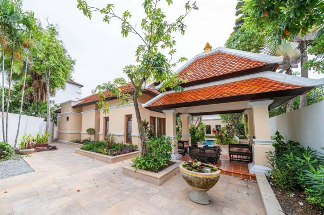 รูป For sale Luxury Pool Villa in Jomtien, Pattaya Price: THB 24.5 Million - รูปที่ 2/8