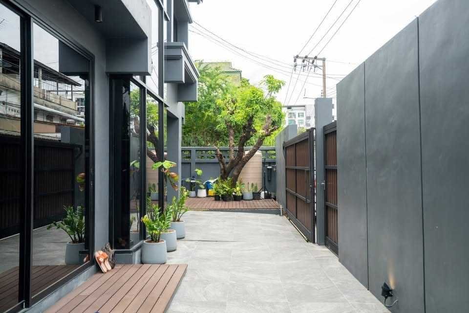 รูป LTH15855 – Luxury Home Office Pool Villa for Sale Ladprao | Pet-Friendly | Near MRT Chokchai 4 | 19.9 MB - รูปที่ 7/7