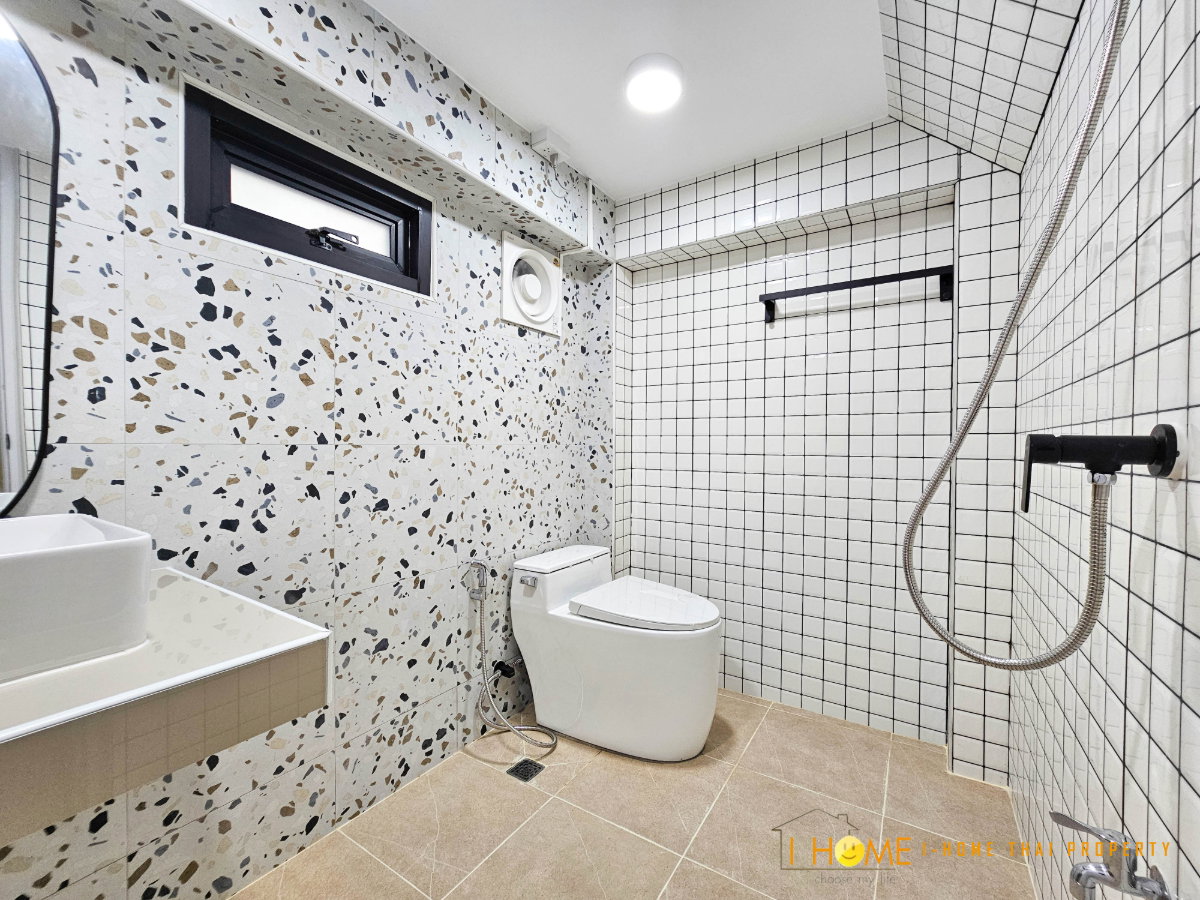 picture Fully Furnished 4-Bedroom Detached House for Rent | Small Pets Allowed - 10/28