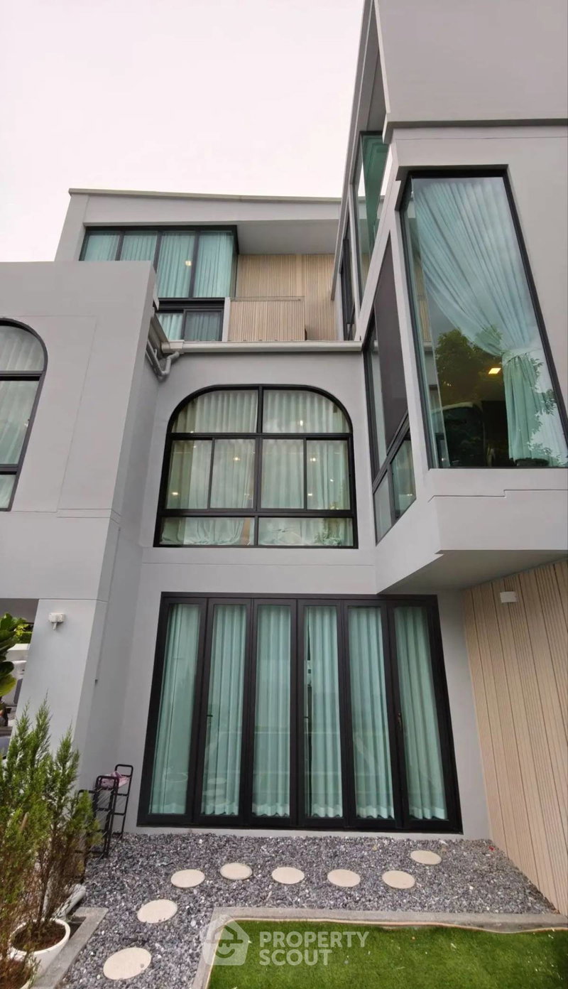 ขายบ้านเดี่ยว : บ้านเดี่ยว 5 ห้องนอน ขาย ใน Vive Krungthep Kreetha บางกะปิ กรุงเทพ (ID 2416542)