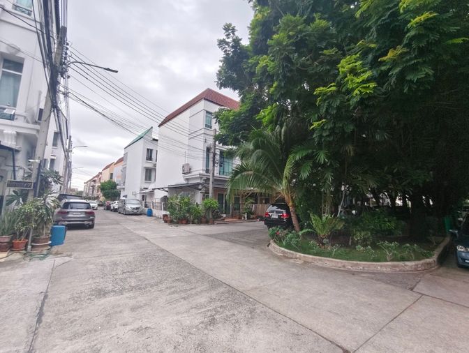 3-bed townhouse for sale, 24.6 sq wah, Baan Klang Muang Srinakarin - Onnut