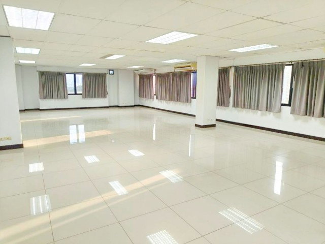 รูป สำนักงานให้เช่า 126 ตร.ม. MRT ลาดพร้าว ภาวนา 700ม. ม.ราชภัฏจันทรเกษม 1กม. พร้อมแอร์ 5 ตัว ห้องประชุม และห้องผู้บริหาร - รูปที่ 3/8