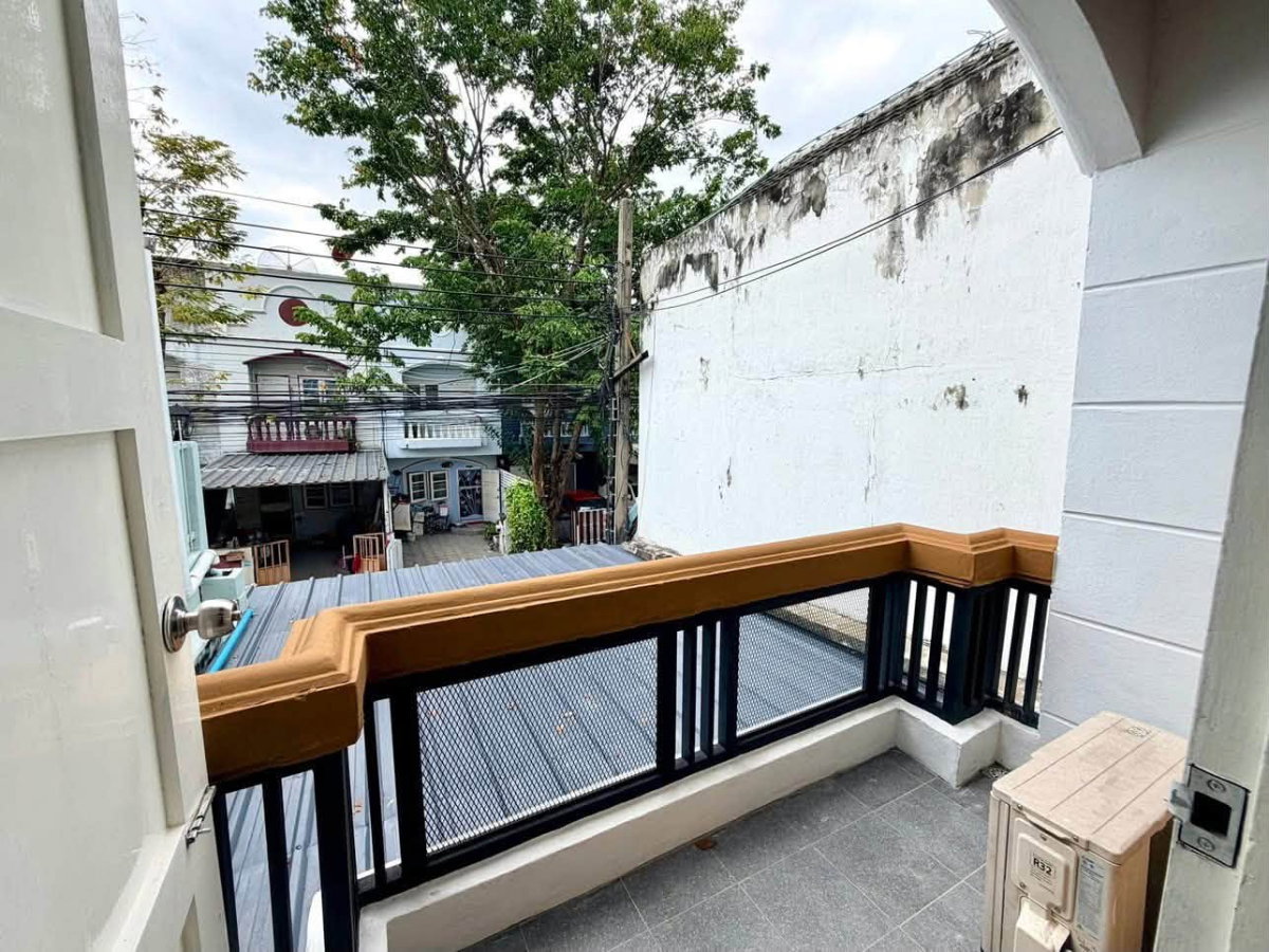 รูป 🔥ขาย ทาวน์เฮ้าส์ 2 ชั้น หมู่บ้านปรีชา 8 ซอยหัวหมาก 27 (ถนนรามคำแหง 24) รีโนเวทใหม่เอี่ยมทั้งหลัง ทำเลดี เชื่อมต่อรถไฟฟ้า ราคาดีพร้อมจบฟรีค่าโอน! - รูปที่ 4/18