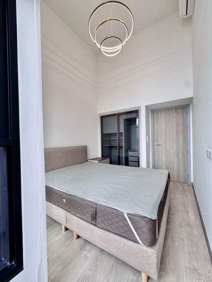 รูป 🔥 SOHO Bangkok Ratchada ห้อง Duplex 2 ห้องนอน ชั้น 17 เพียง 38,000 บาท ✨ 48 ตร.ม. เพดานสูง ใกล้ MRT ห้วยขวาง และ Central Rama 9 พร้อมเข้าอยู่ 🏙️ - รูปที่ 5/18