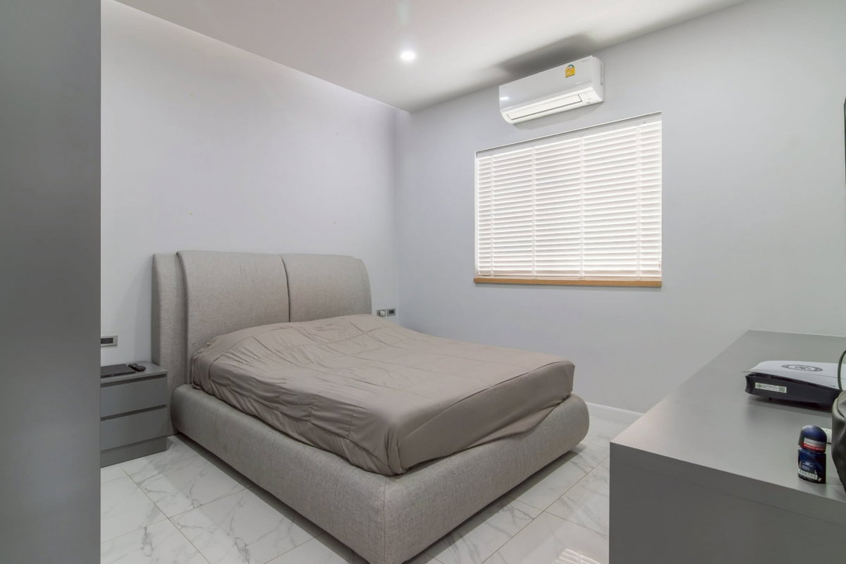 picture Luxury 1-Storey Modern Pool Villa for Sale on Pattaya Hilltop - Panoramic Views - 7/23