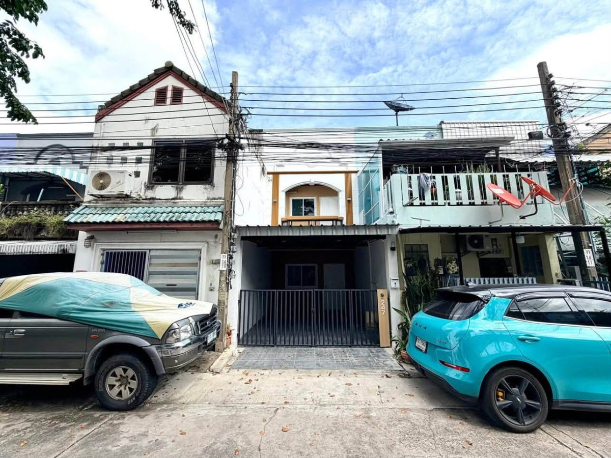 รูป 🔥ขาย ทาวน์เฮ้าส์ 2 ชั้น หมู่บ้านปรีชา 8 ซอยหัวหมาก 27 (ถนนรามคำแหง 24) รีโนเวทใหม่เอี่ยมทั้งหลัง ทำเลดี เชื่อมต่อรถไฟฟ้า ราคาดีพร้อมจบฟรีค่าโอน! - รูปที่ 2/18