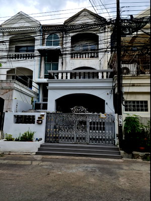 Townhouses for rent Rattana Bandit University (Rbac) : Townhouse for rent in a prime location, 27 sq.wa., Sikharin Village, Ramkhamhaeng 24 Rd. (near ABAC). Suitable for residence, home office, etc.