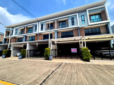 Home office for sale Samut Prakarn : 3-Storey Townhome for Sale – Chayada @ Work, Soi Sridan 22. Beautifully designed, fully furnished, and move-in ready. Ideal for families.
